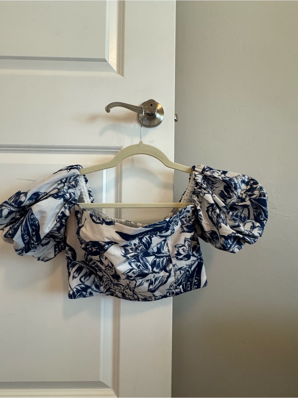 Abercrombie & Fitch White and Navy Floral Off-Shoulder Puff Sleeve Crop